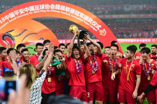 喜讯！中国男足锋霸王钰栋正式亮相多特蒙德，潜力备受主教练赞誉